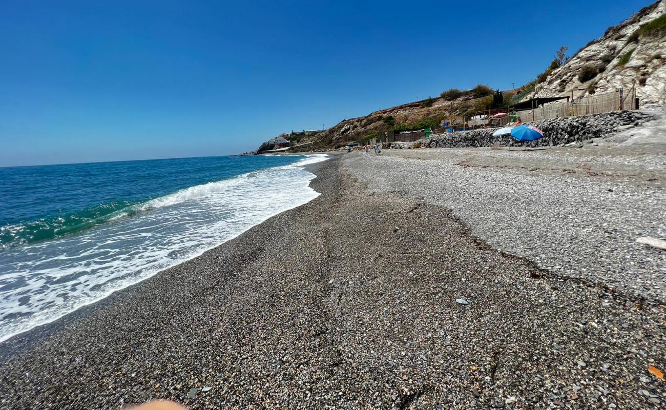 CalaJunco Beach'in fotoğrafı küçük gri çakıllar yüzey ile