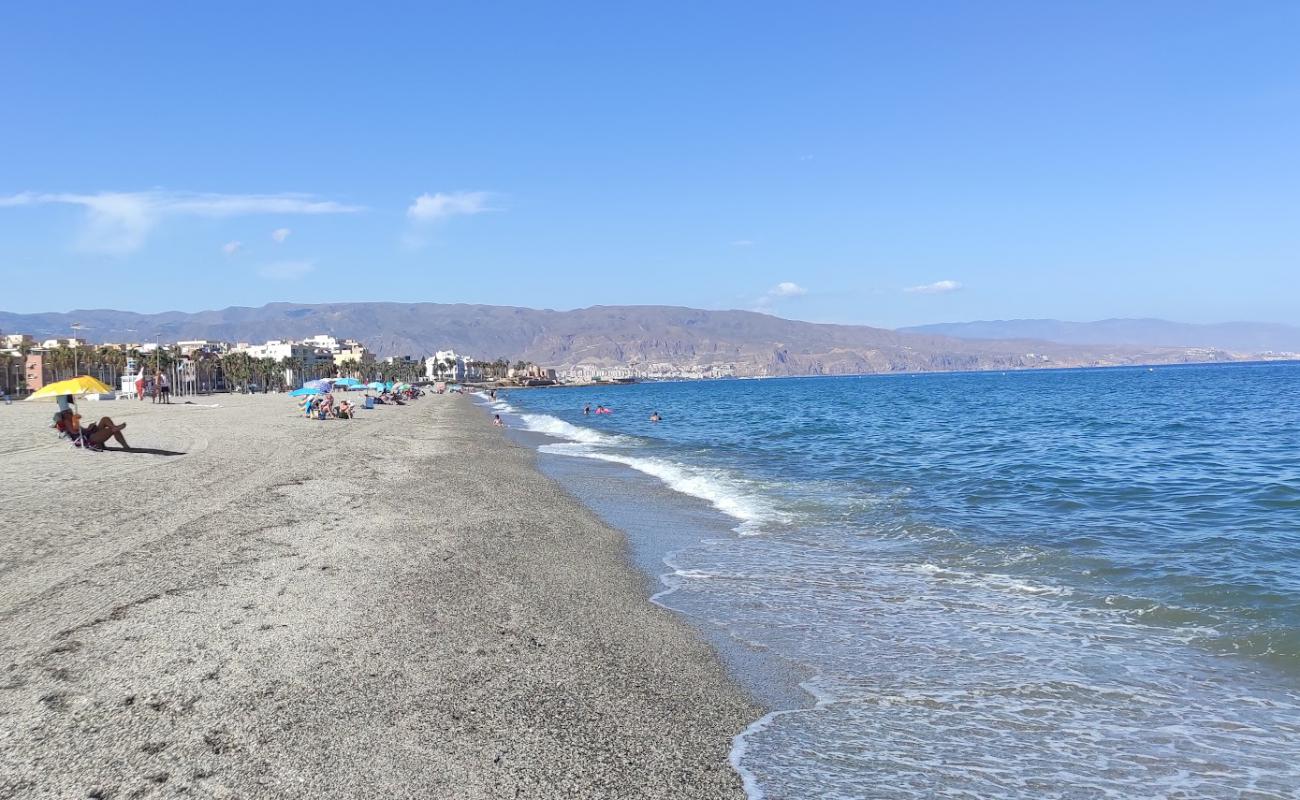 Playa de La Bajadilla'in fotoğrafı küçük gri çakıllar yüzey ile