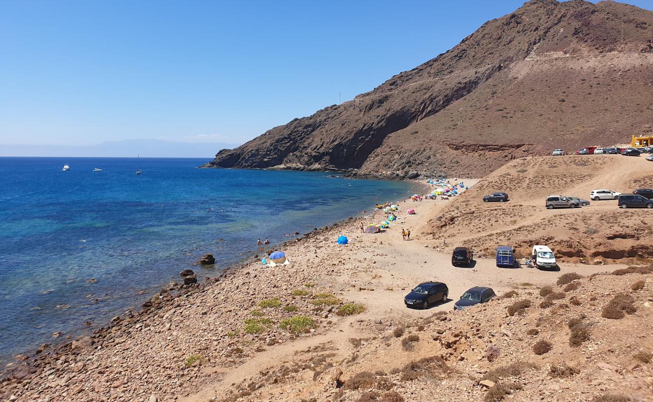 Playa de Cabo de Gata'in fotoğrafı bej kum ve kayalar yüzey ile