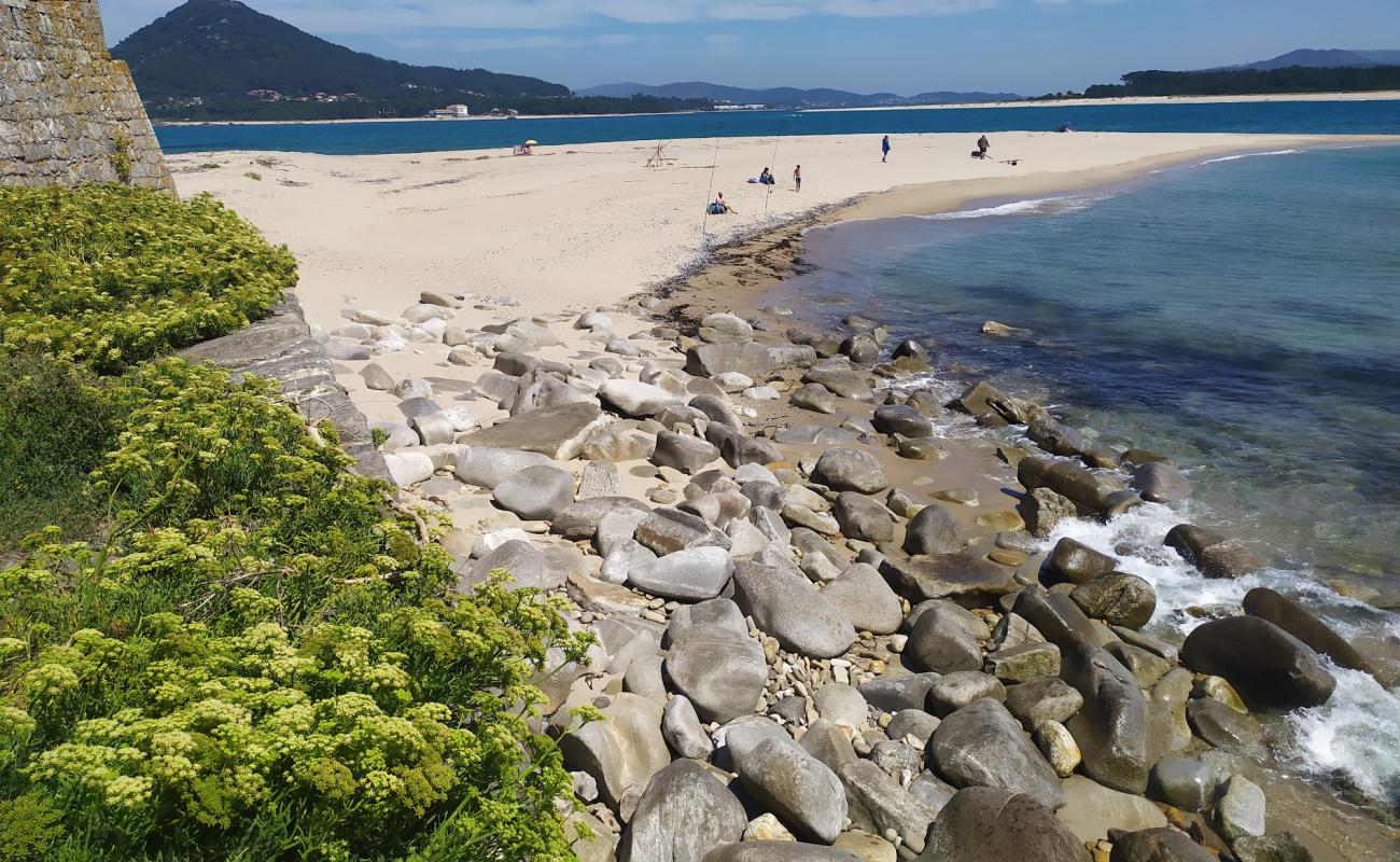 Praia do Forte da Insua'in fotoğrafı parlak kum yüzey ile