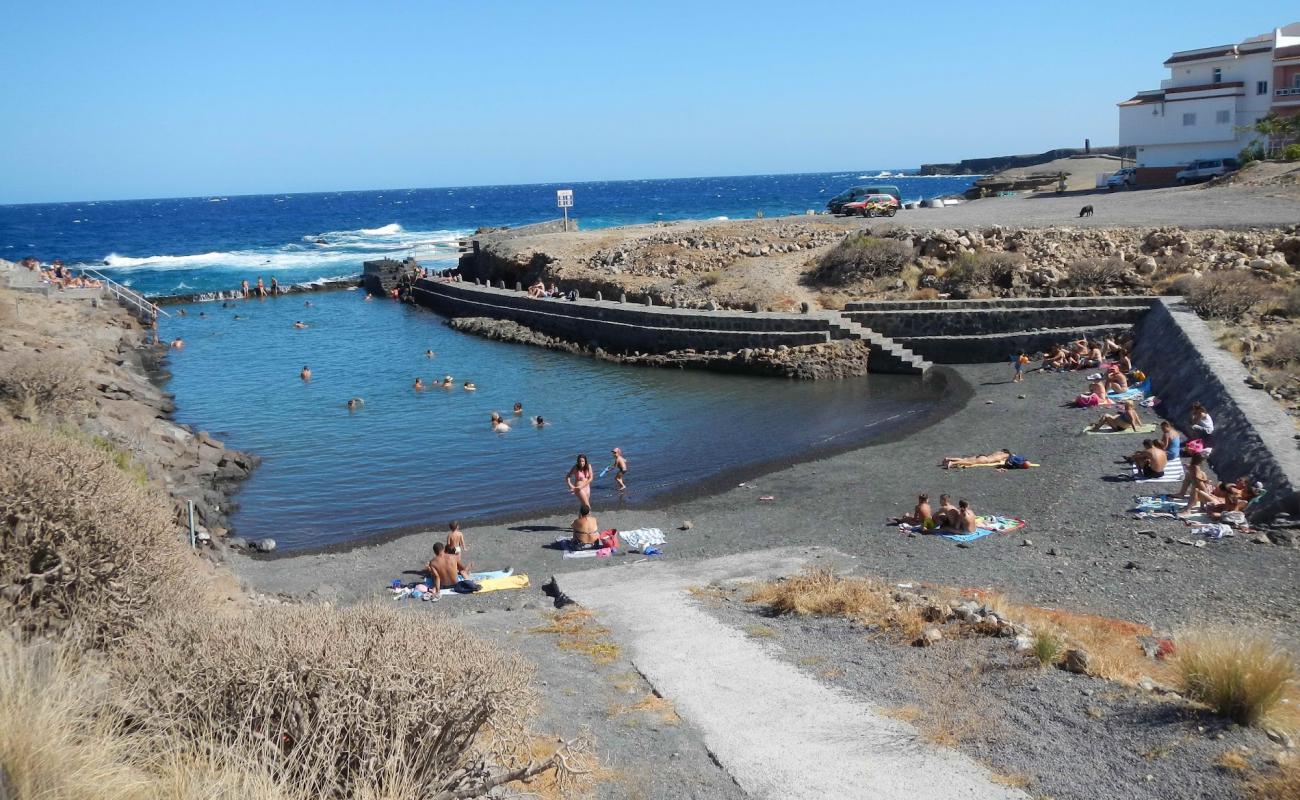 Piscina natural La Jaca'in fotoğrafı küçük gri çakıllar yüzey ile
