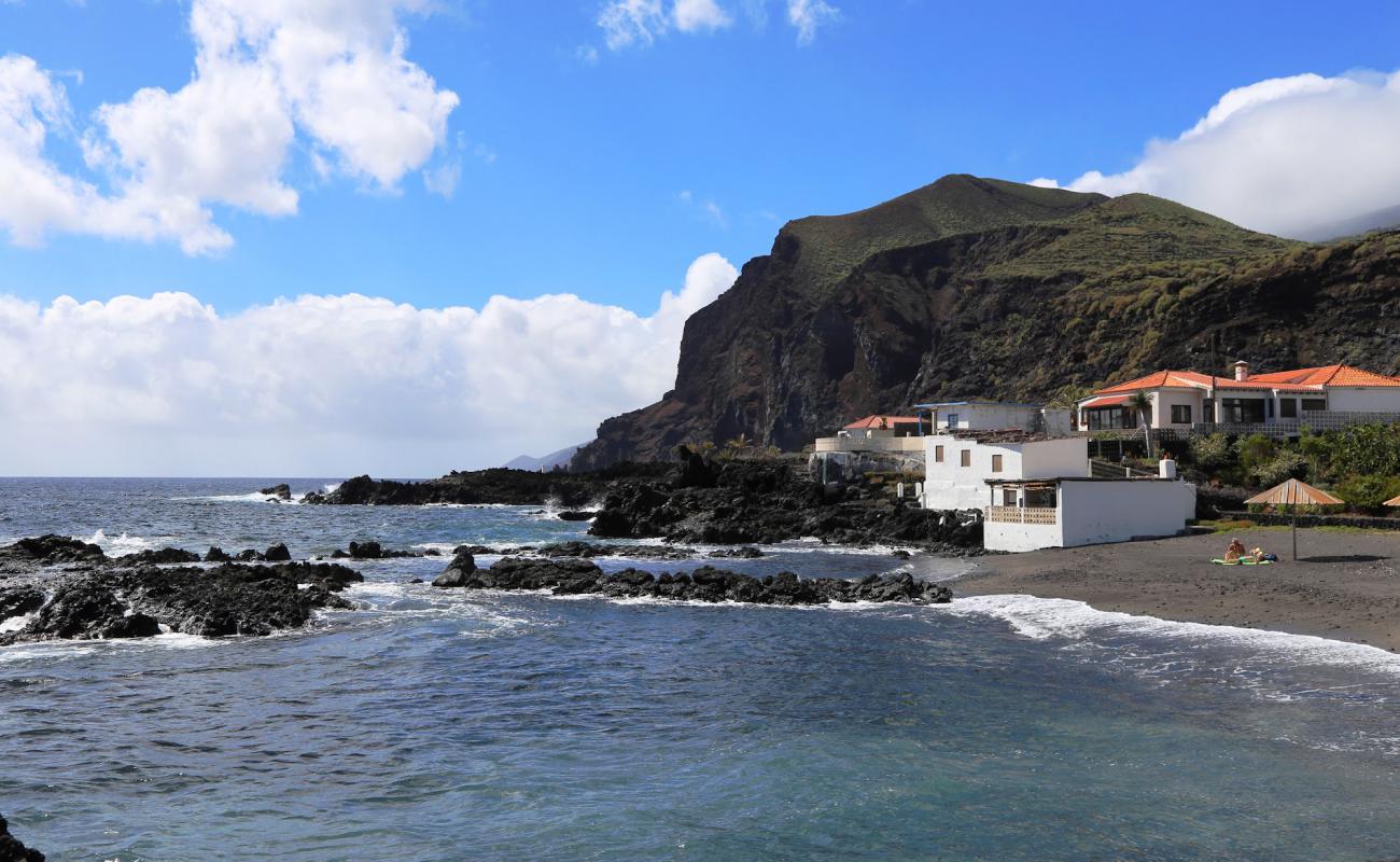 Playa de La Salemera'in fotoğrafı taşlı kum yüzey ile