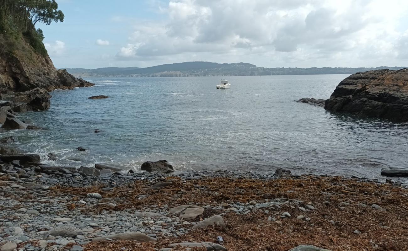 Playa de las Pedregueiras'in fotoğrafı gri çakıl taşı yüzey ile