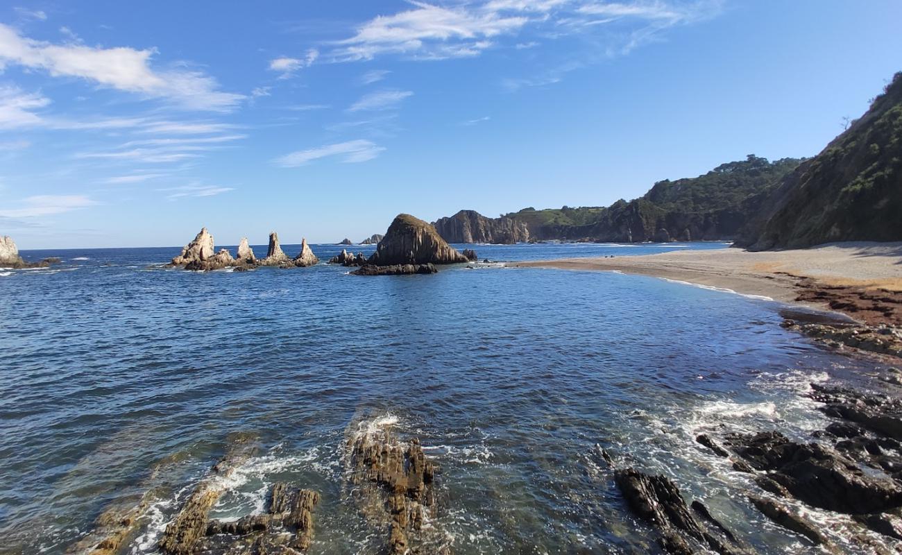 Playa de Pumarin'in fotoğrafı gri çakıl taşı yüzey ile
