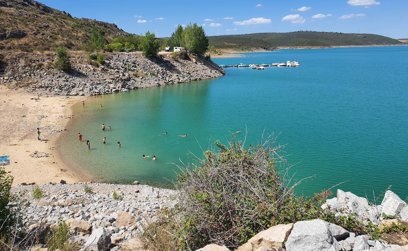Playa Fluvial de Ricobayo'in fotoğrafı açık bej kum yüzey ile