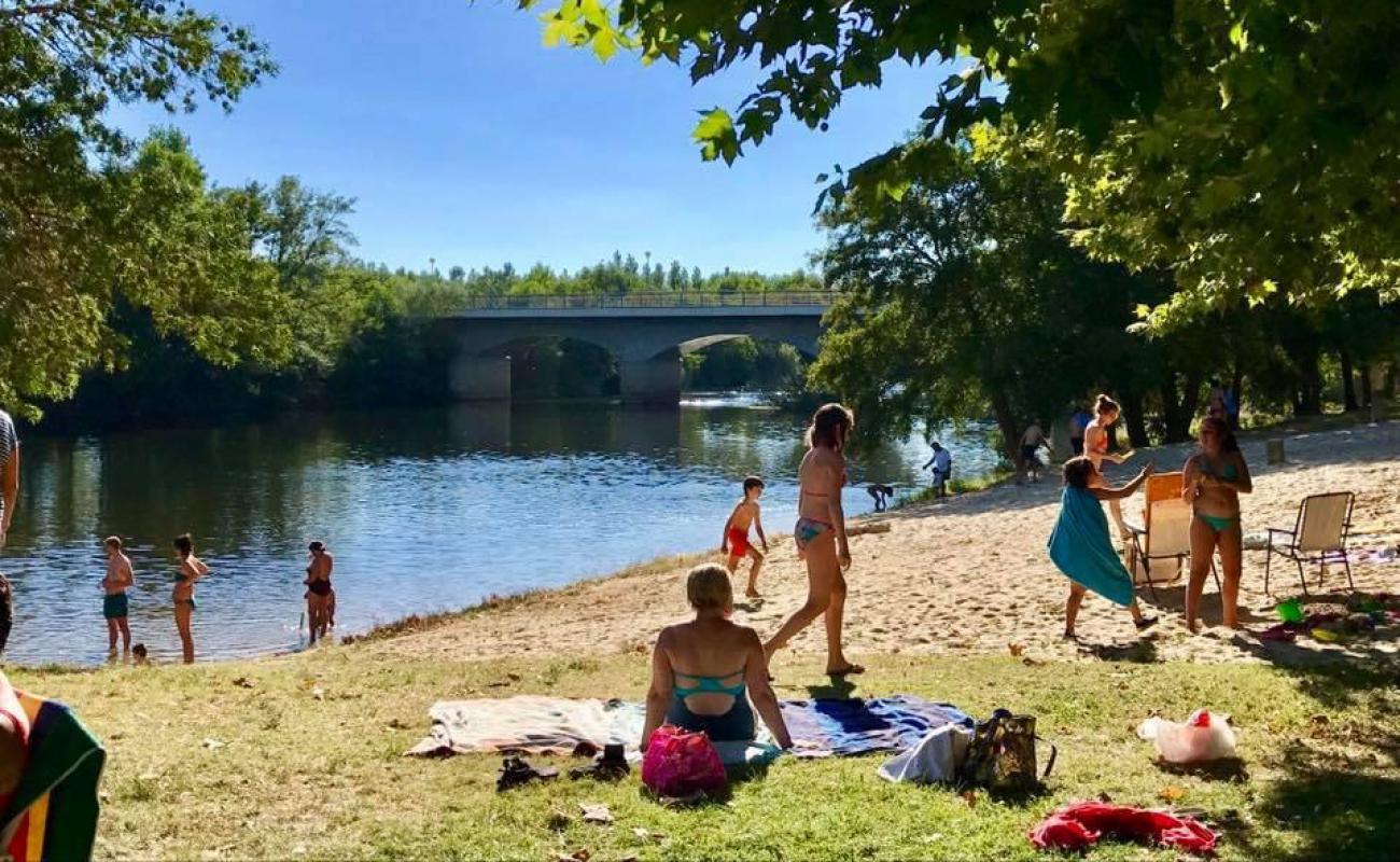 Playa Fluvial de El Tamaral'in fotoğrafı açık bej kum yüzey ile