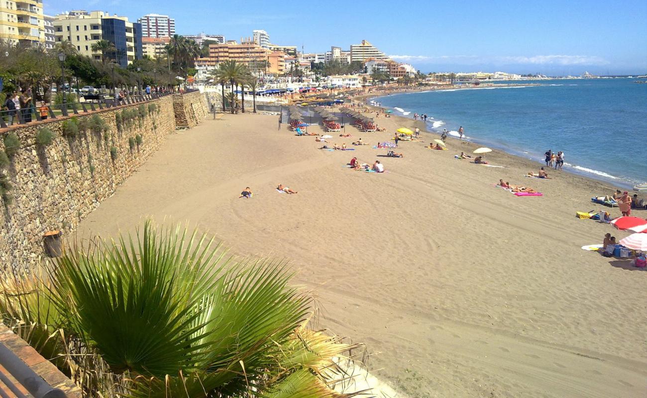 Benalmadena beach'in fotoğrafı parlak kum yüzey ile