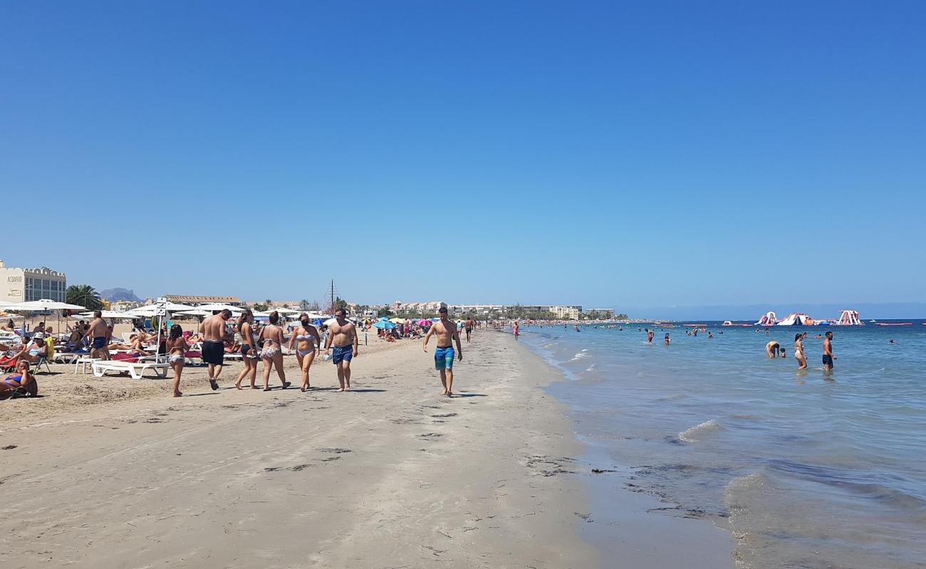 Playa De Denia'in fotoğrafı kahverengi kum yüzey ile