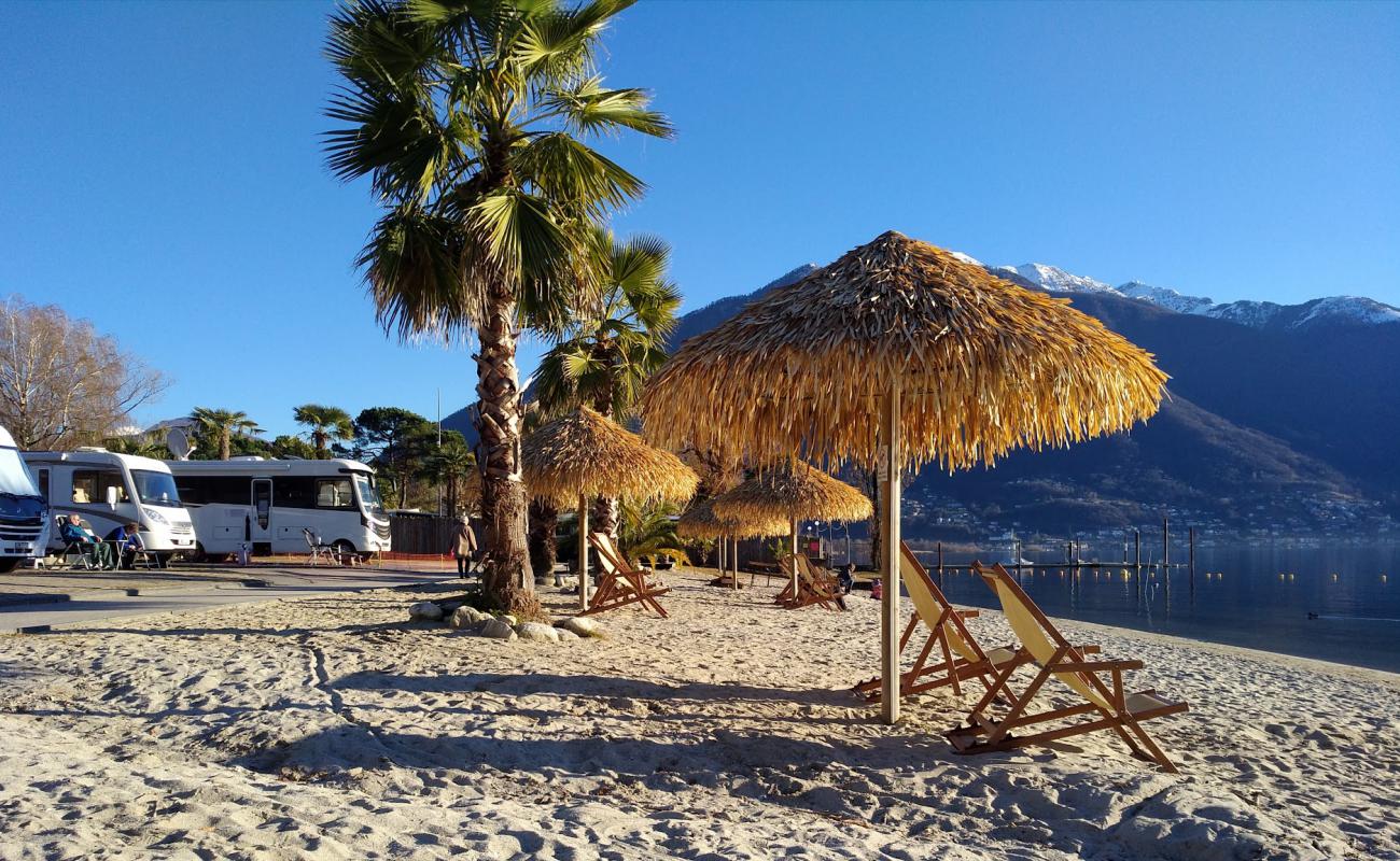 Caravan Camping Miralago'in fotoğrafı açık bej kum yüzey ile
