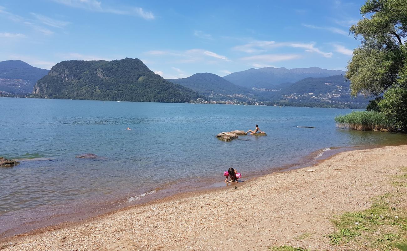 Seebad Burglen Beach'in fotoğrafı çim yüzey ile