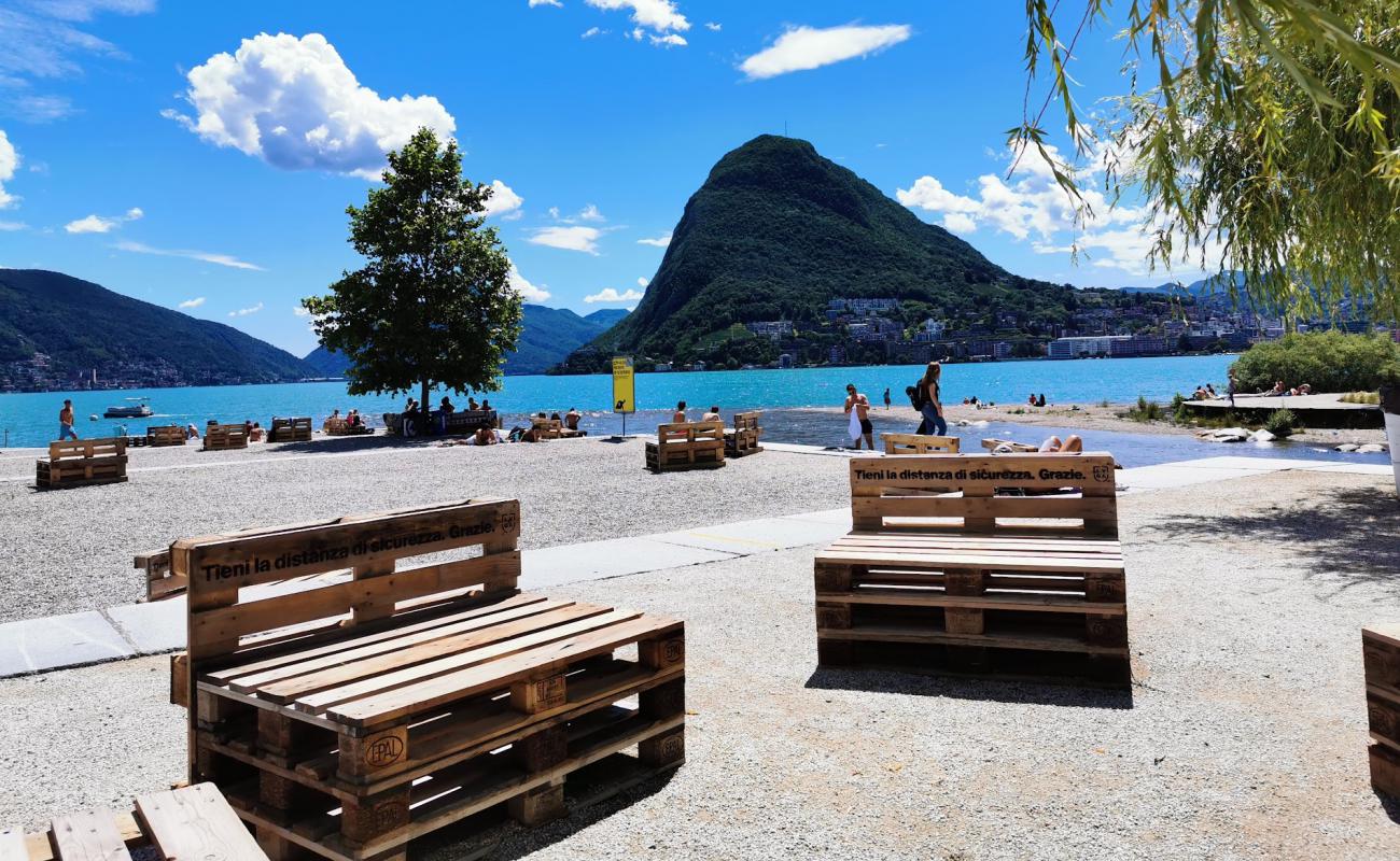 Lido Hallenbad Weggis'in fotoğrafı çim yüzey ile