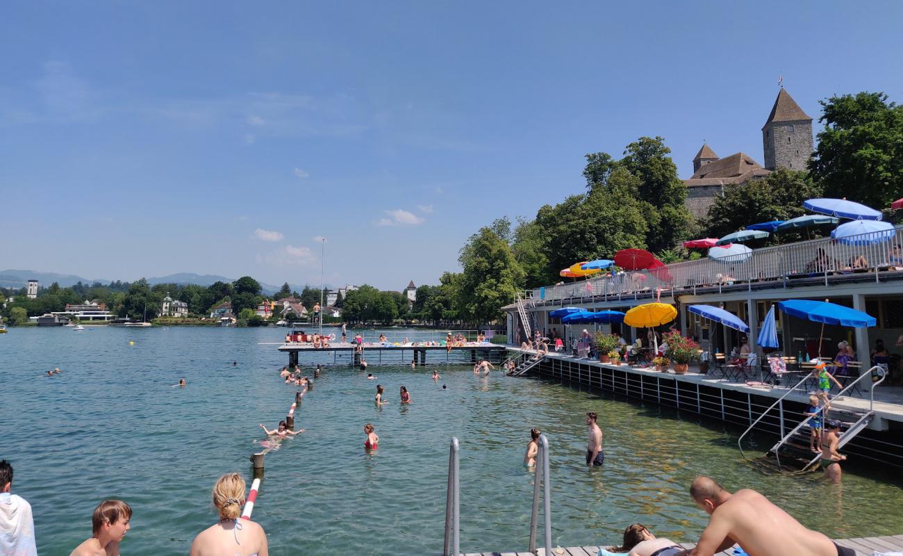 Seebad Rapperswil Plajı'in fotoğrafı beton kaplı yüzey yüzey ile