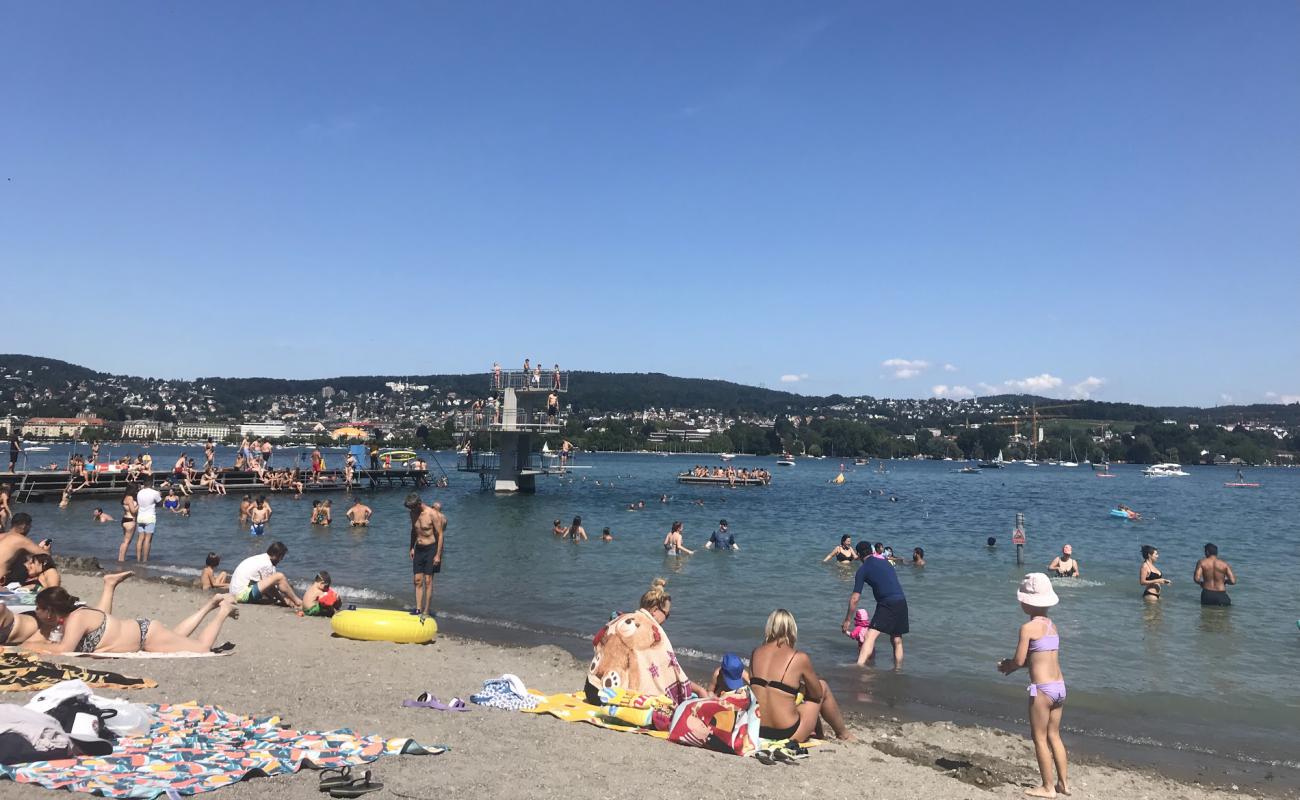 Mythenquai Plajı'in fotoğrafı gri kum yüzey ile