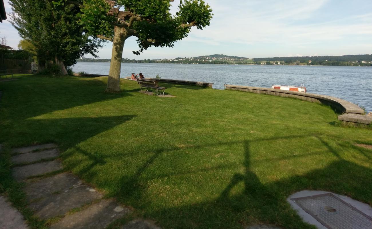 Tuscherz Strand'in fotoğrafı beton kapak yüzey ile