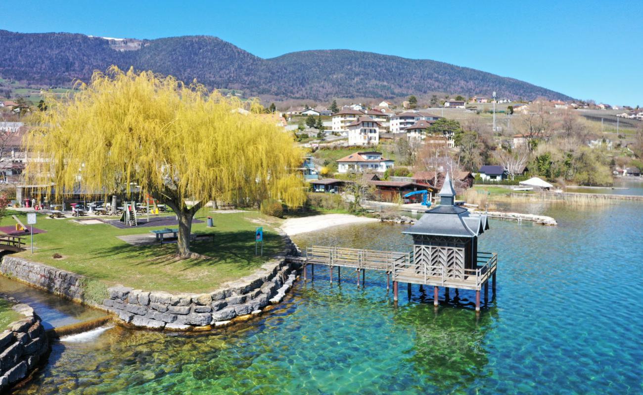 Plage de Chez-le-Bart'in fotoğrafı çim yüzey ile