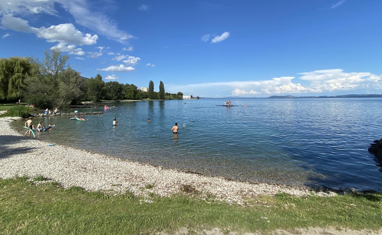 Plage d'Auvernier'in fotoğrafı küçük gri çakıllar yüzey ile
