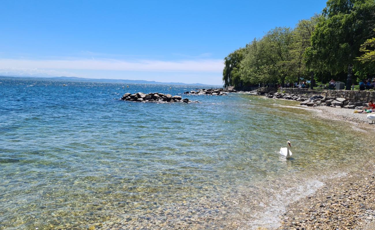 Plage des Jeunes Rives'in fotoğrafı gri çakıl taşı yüzey ile