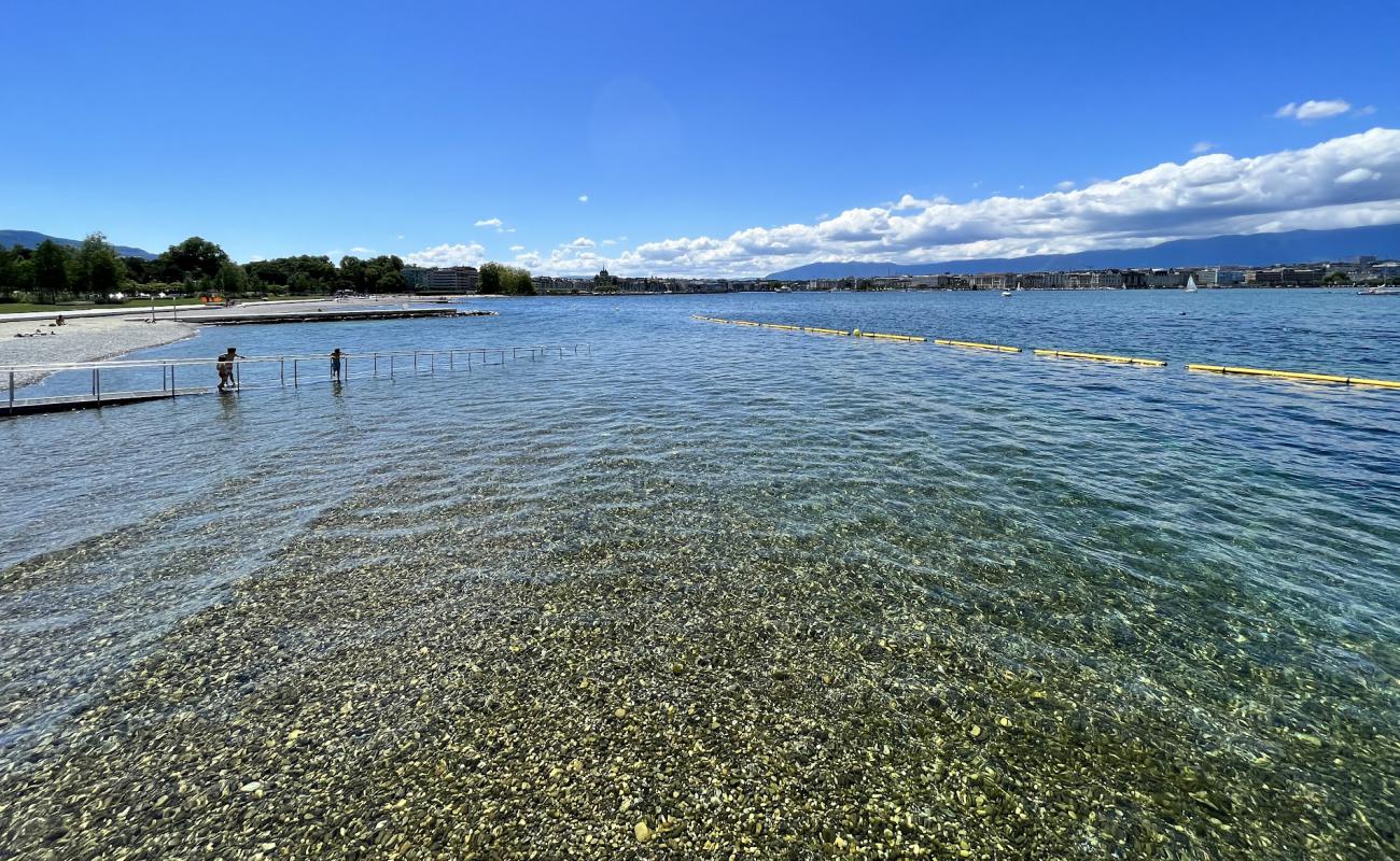 Plage des Eaux-Vives'in fotoğrafı gri ince çakıl taş yüzey ile