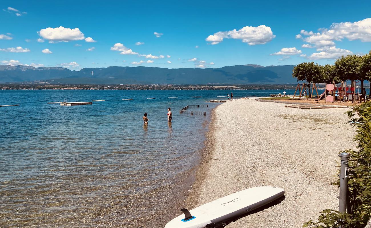 Plage de Camping d'Hermance'in fotoğrafı küçük gri çakıllar yüzey ile