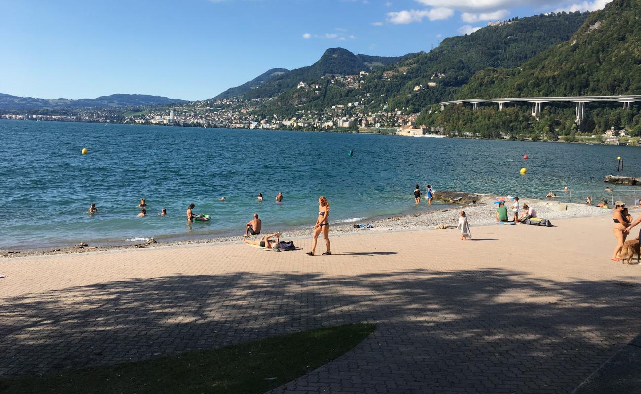 Plage de Villeneuve'in fotoğrafı küçük gri çakıllar yüzey ile