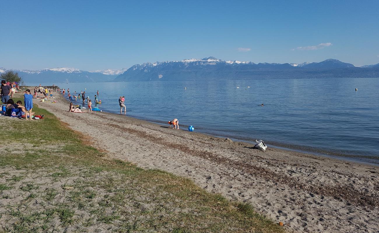 Plage de St.-Sulpice'in fotoğrafı küçük gri çakıllar yüzey ile