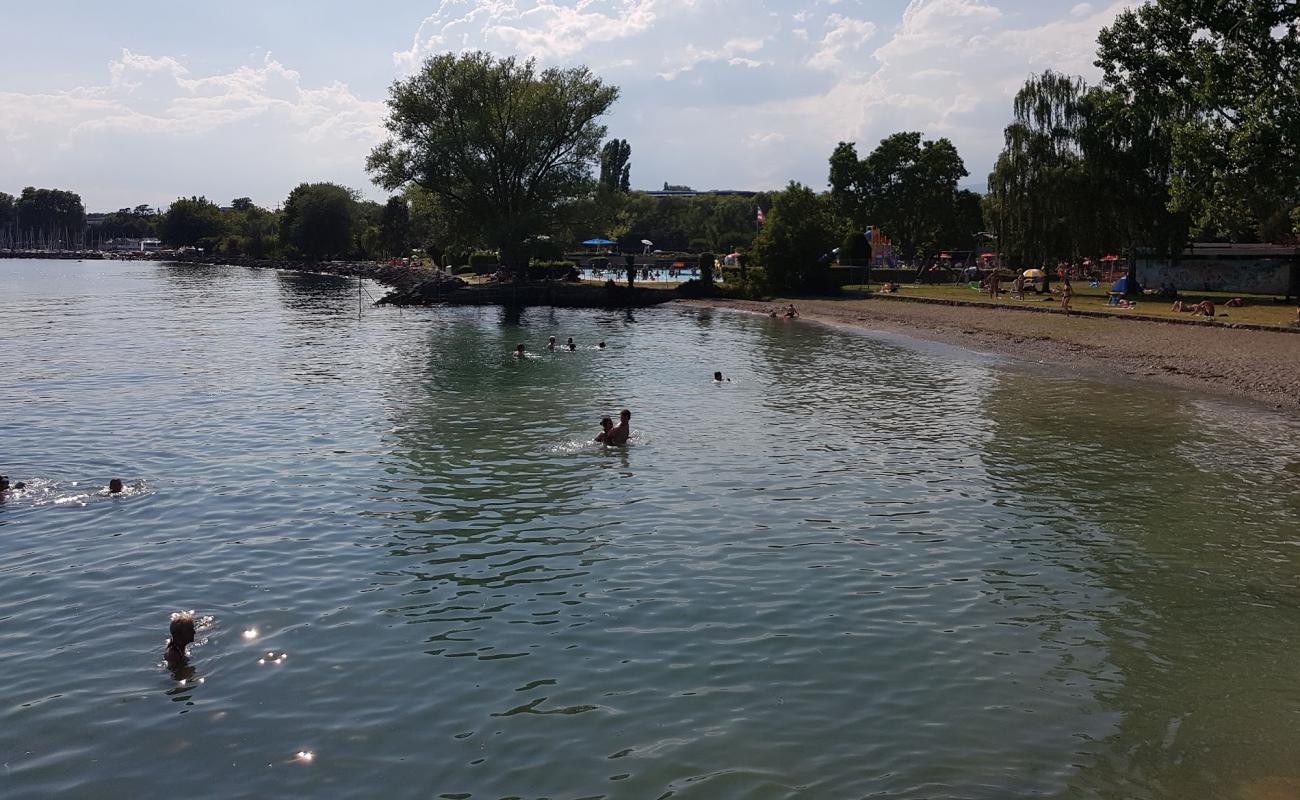 Plage de la Cure d'Air'in fotoğrafı küçük gri çakıllar yüzey ile