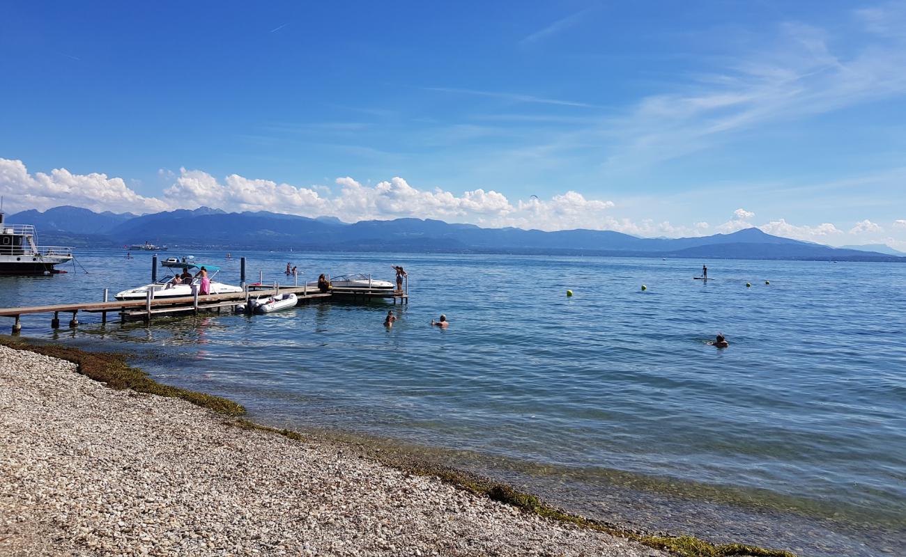 Plage de Perroy'in fotoğrafı gri çakıl taşı yüzey ile