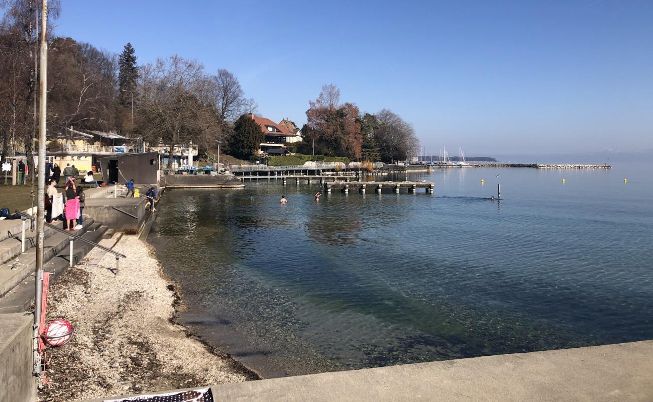 Plage de Nyon'in fotoğrafı gri çakıl taşı yüzey ile