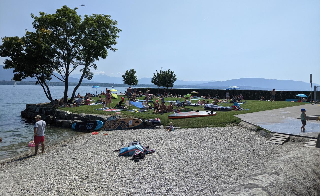 Plage des Rocailles'in fotoğrafı küçük gri çakıllar yüzey ile
