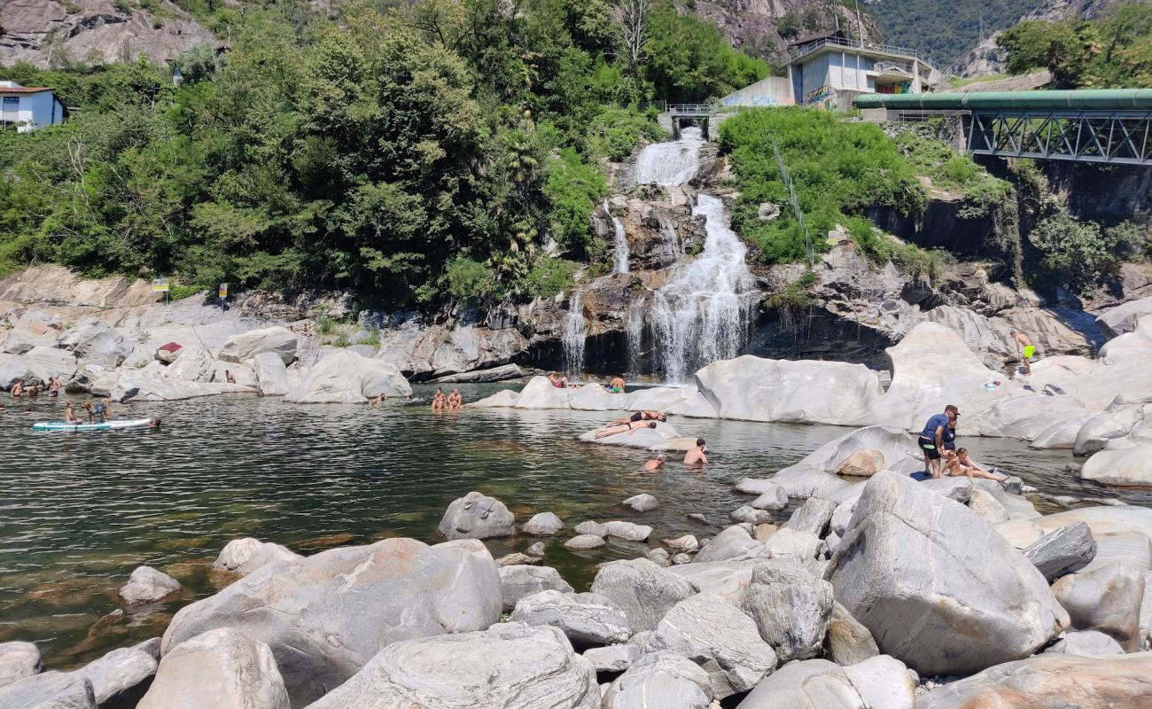 Spiaggia Pozzo di Tegna'in fotoğrafı bej kum ve kayalar yüzey ile