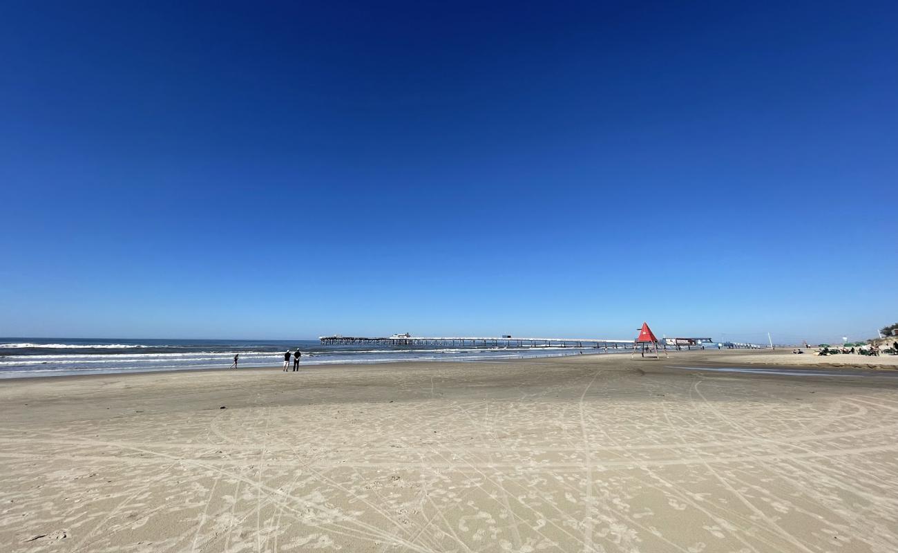 Praia de Atlantida'in fotoğrafı i̇nce bej kum yüzey ile