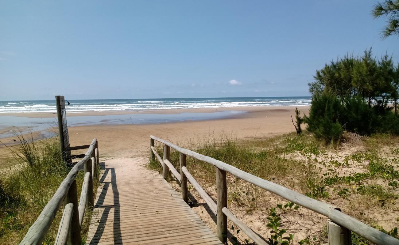 Praia de Albatroz'in fotoğrafı i̇nce bej kum yüzey ile