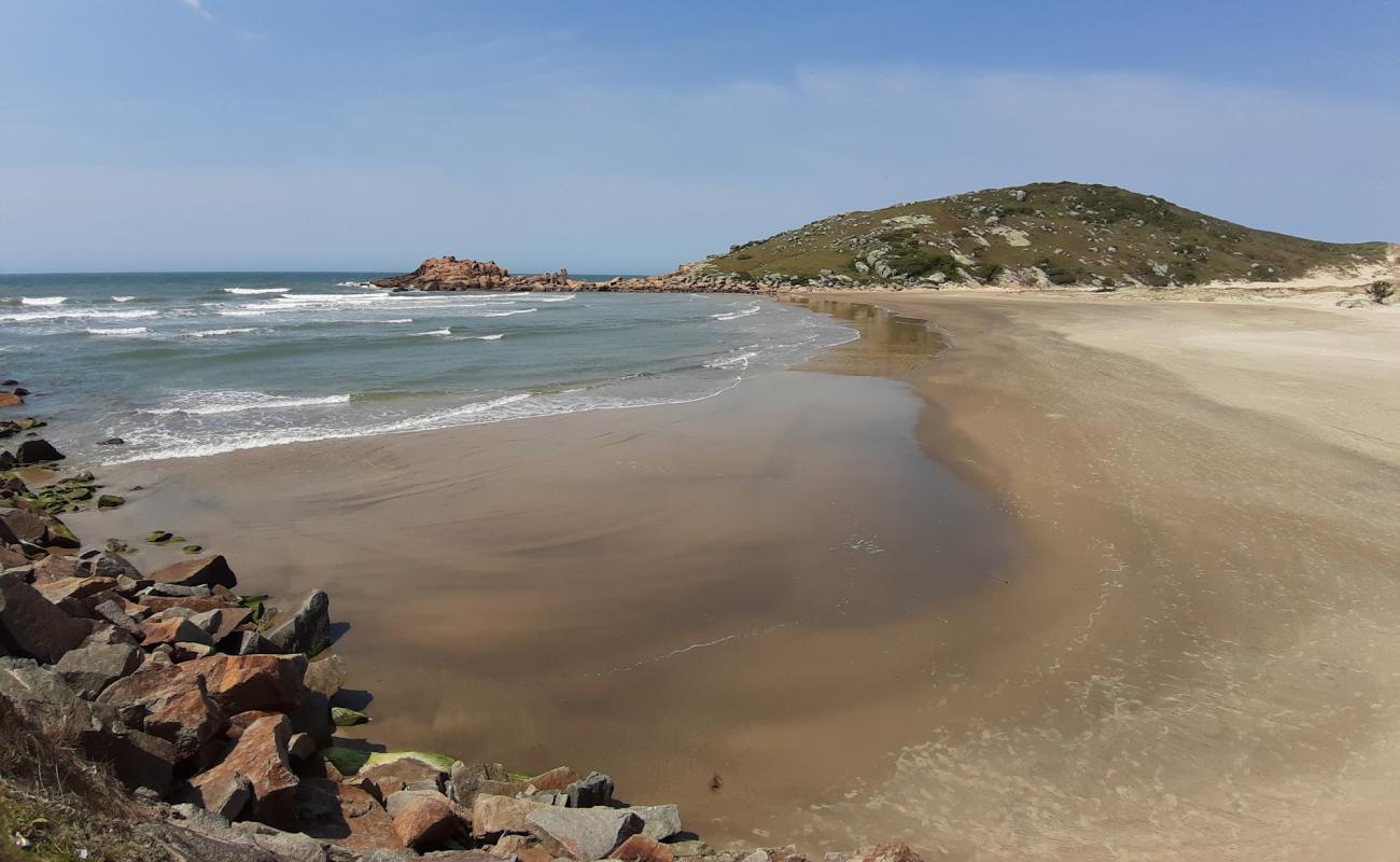 Praia do Tamborete'in fotoğrafı parlak kum yüzey ile