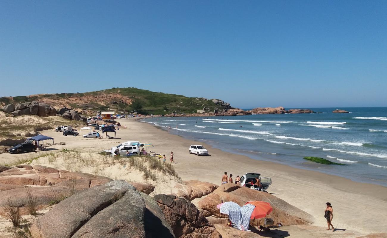 Praia de Gi'in fotoğrafı açık bej kum yüzey ile