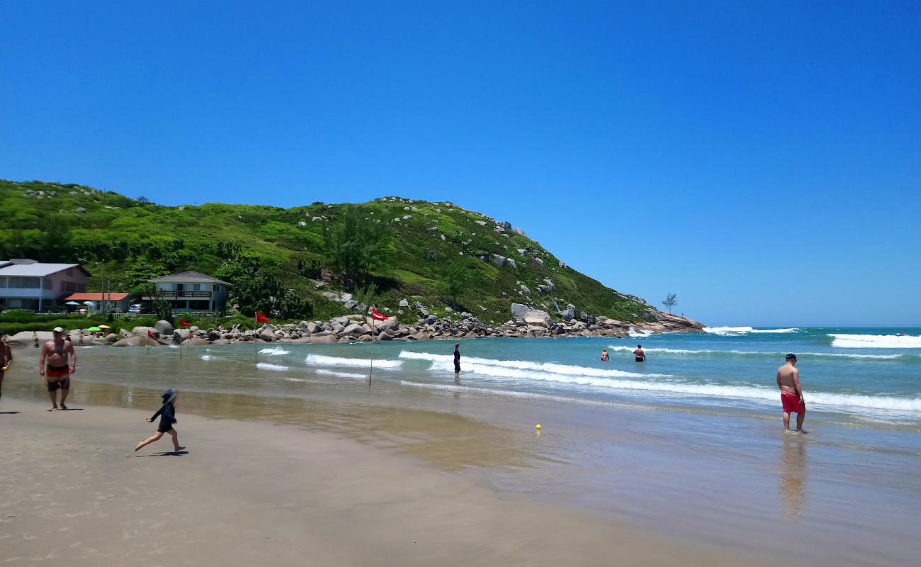 Praia de Itapiruba'in fotoğrafı parlak ince kum yüzey ile