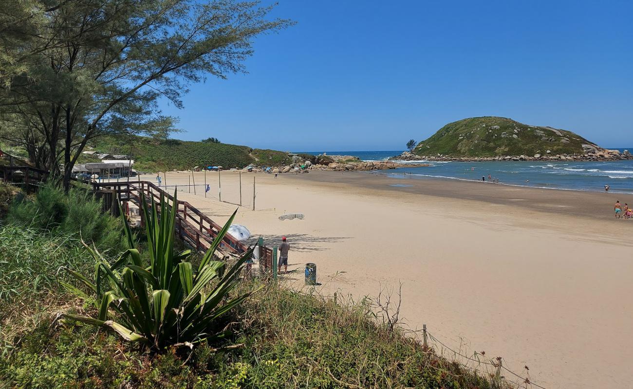 Praia de Imbituba'in fotoğrafı i̇nce bej kum yüzey ile