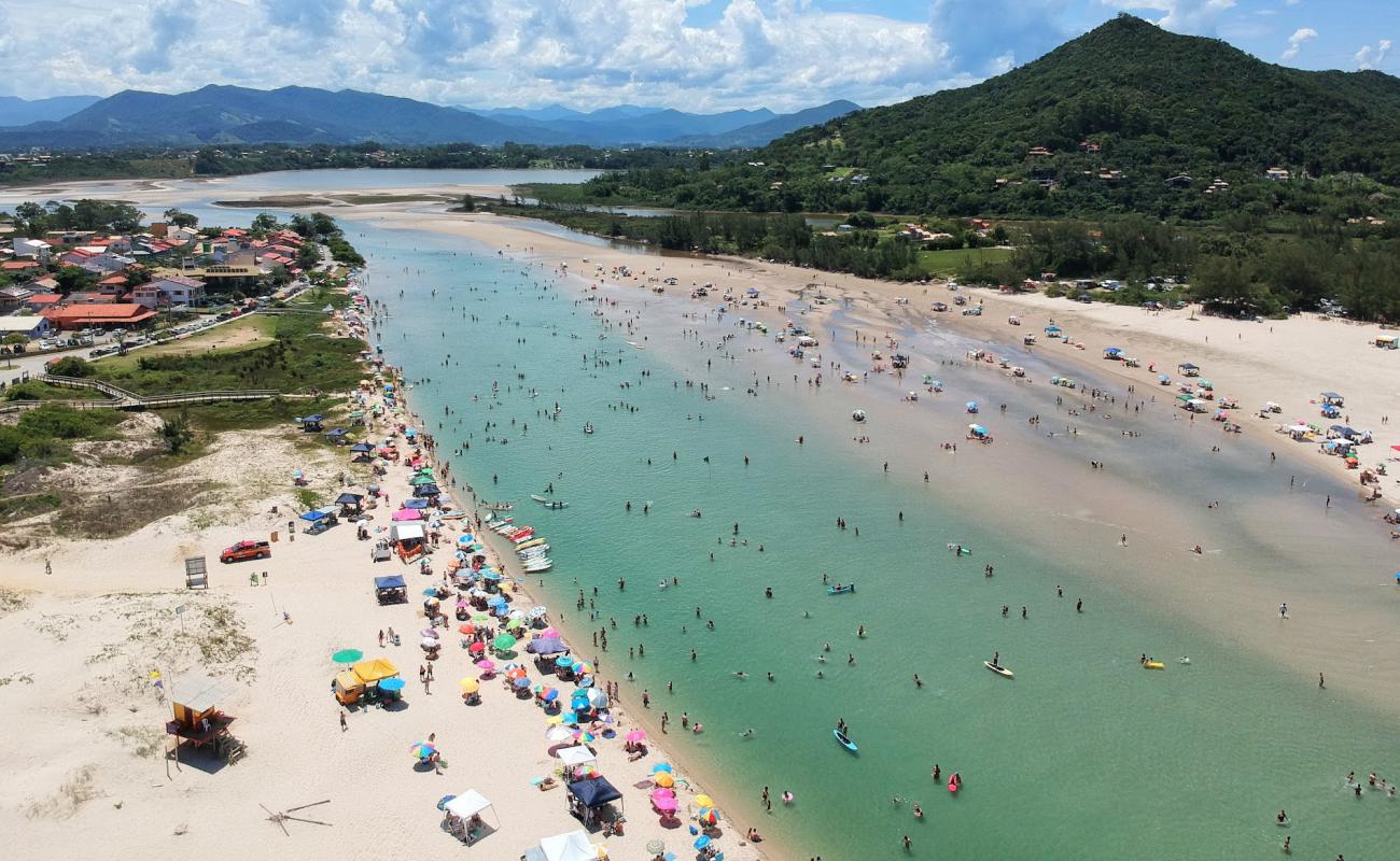Praia de Ibiraquera'in fotoğrafı i̇nce bej kum yüzey ile
