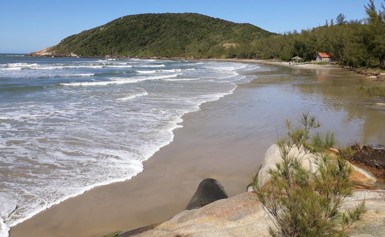 Praia do Vermelha'in fotoğrafı i̇nce bej kum yüzey ile