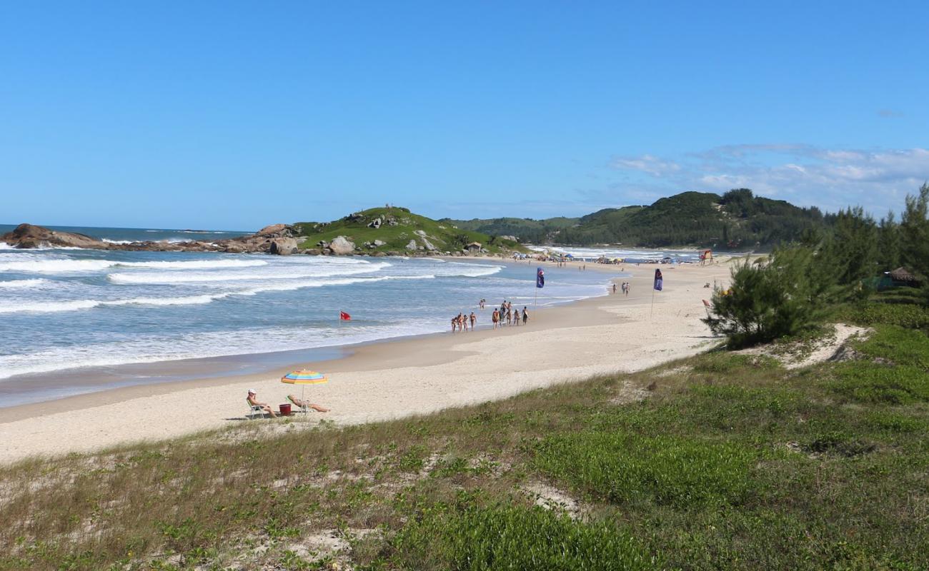 Praia da Ferrugem'in fotoğrafı parlak ince kum yüzey ile