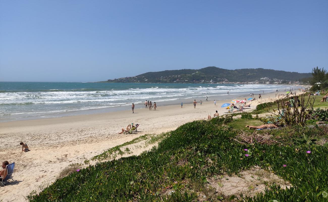 Praia de Garopaba'in fotoğrafı açık bej kum yüzey ile