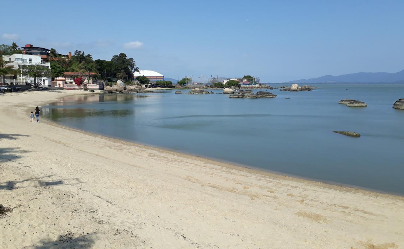 Praia de Itaguaiu'in fotoğrafı açık bej kum yüzey ile