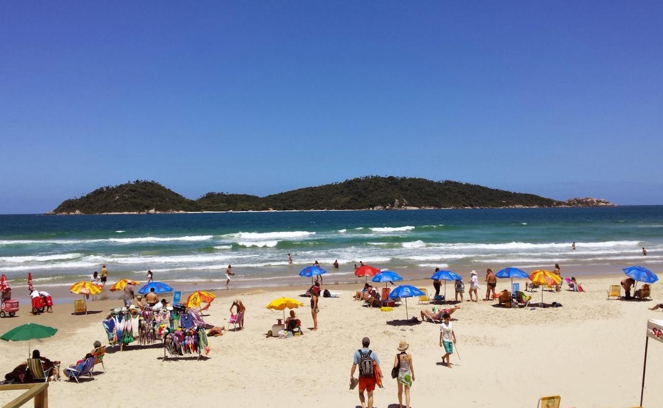 Praia do Morro das Pedras'in fotoğrafı parlak ince kum yüzey ile