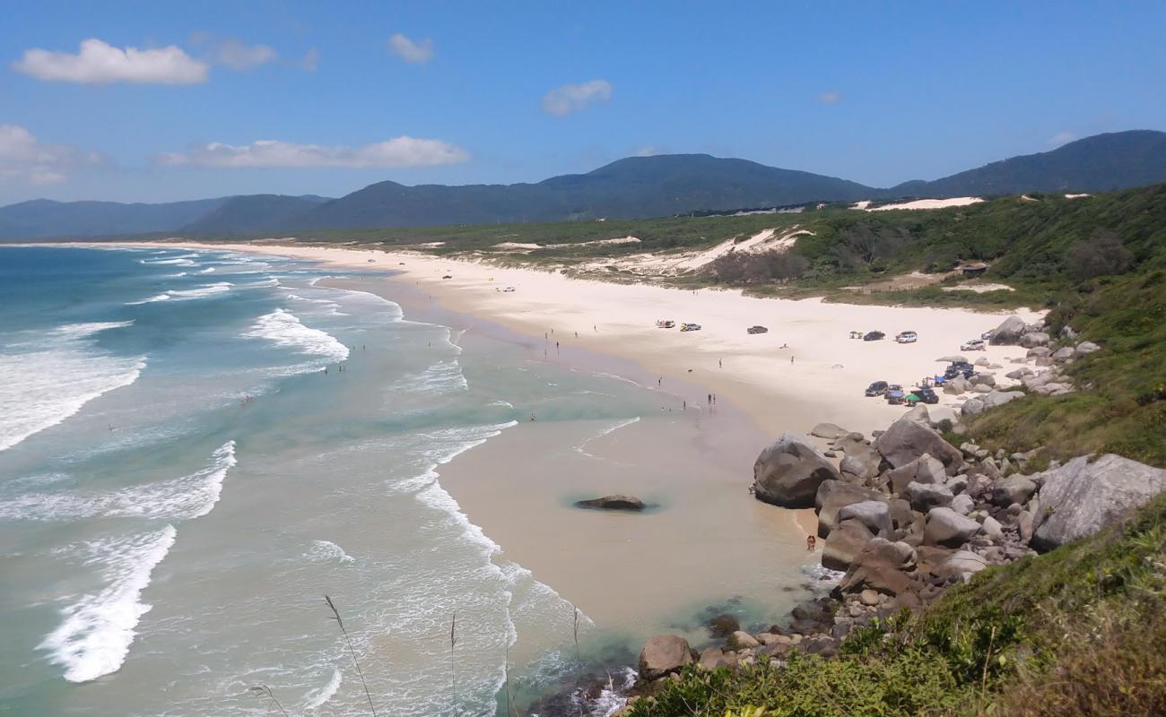 Praia do Moiambique'in fotoğrafı parlak ince kum yüzey ile