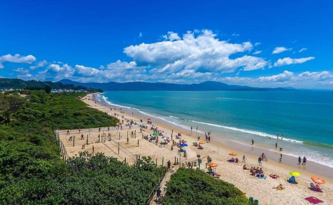 Praia de Jurere'in fotoğrafı parlak ince kum yüzey ile