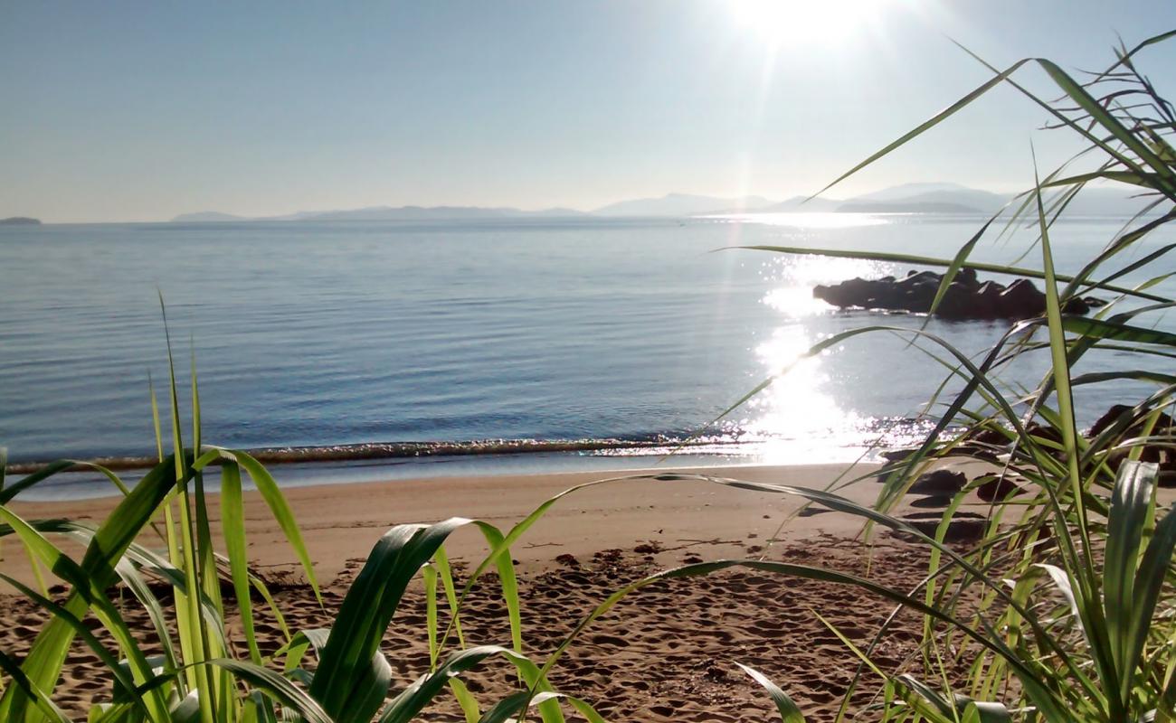 Praia de Baixo'in fotoğrafı parlak kum yüzey ile