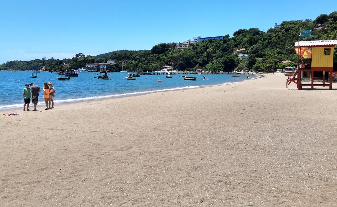 Praia de Calheiros'in fotoğrafı açık bej kum yüzey ile