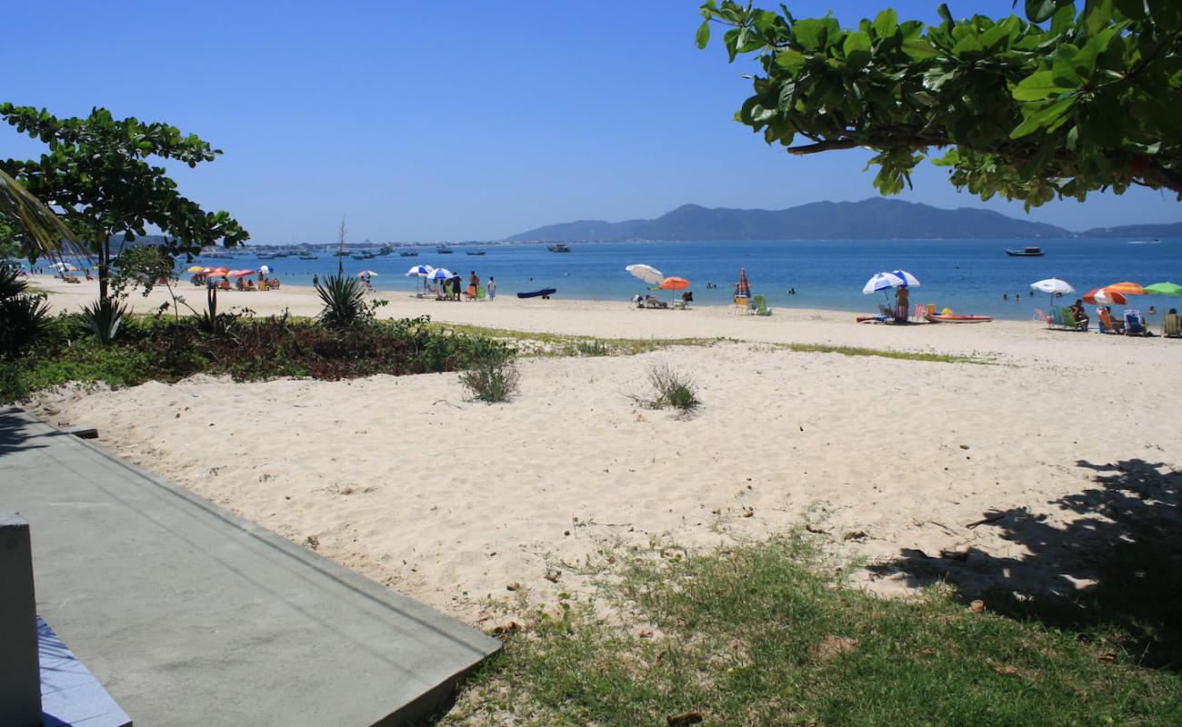 Praia de Zimbros'in fotoğrafı parlak kum yüzey ile