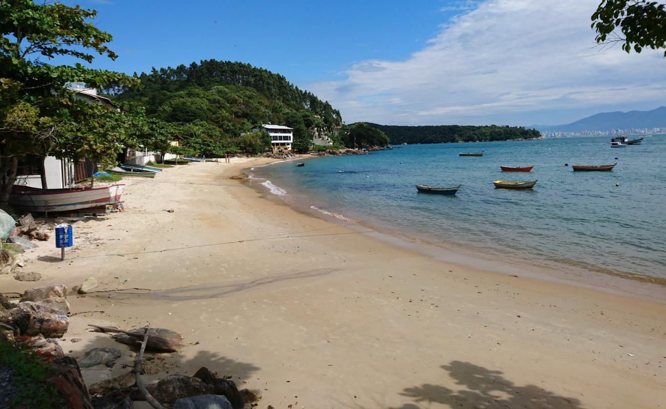 Praia Caixa D Aco'in fotoğrafı açık bej kum yüzey ile