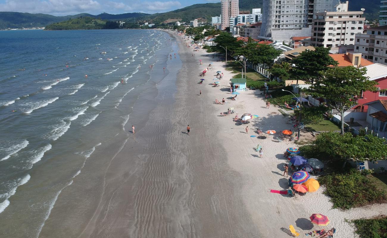 Praia do Pereque'in fotoğrafı i̇nce bej kum yüzey ile