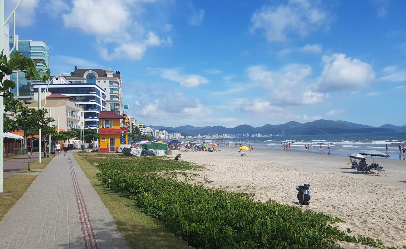 Praia de Itapema'in fotoğrafı açık bej kum yüzey ile